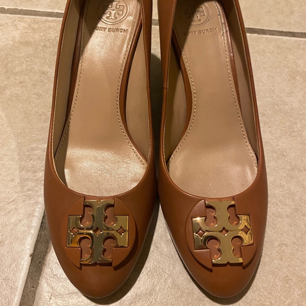 Tory Burch Chelsea medallion wedge tan size 7